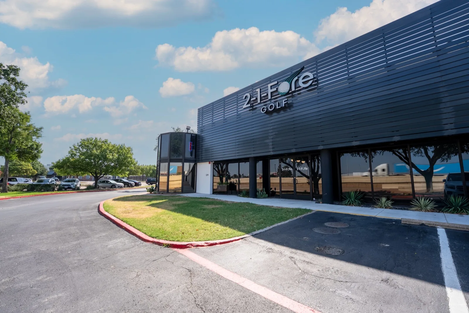 The exterior of 2-1-Fore Golf on North Central Expressway, Richardson, TX
